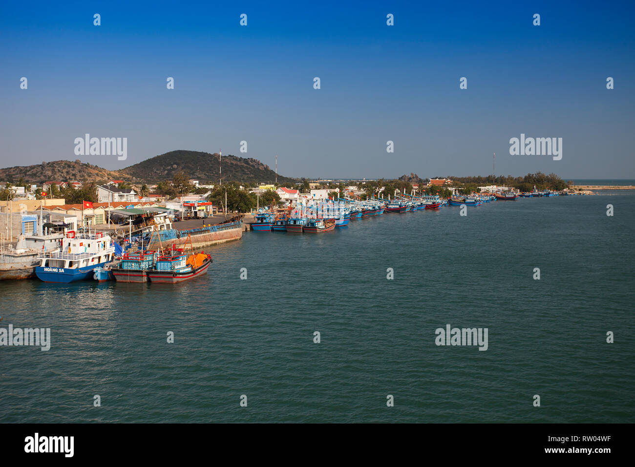 Barche da pesca nel porto di Phan Rang, Ninh Thuan, Vietnam Foto Stock