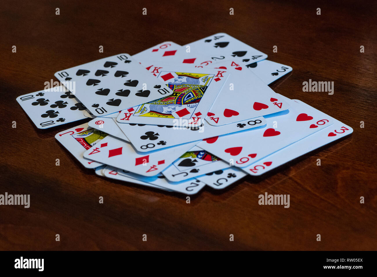 Carte da gioco sul tavolo di legno Foto stock - Alamy