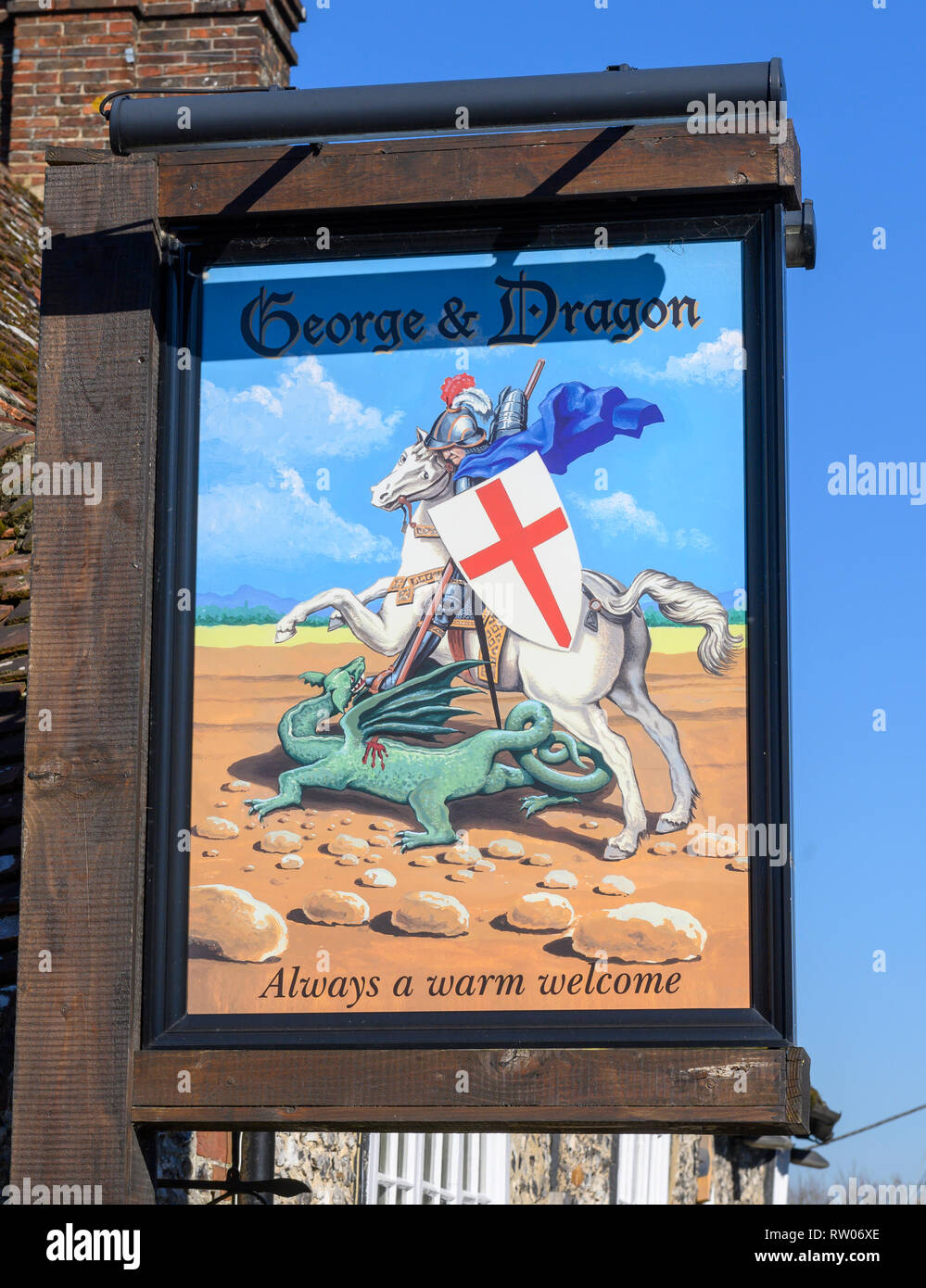 Hanging pub firmare al George and Dragon public house, Houghton, West Sussex, in Inghilterra, Regno Unito Foto Stock