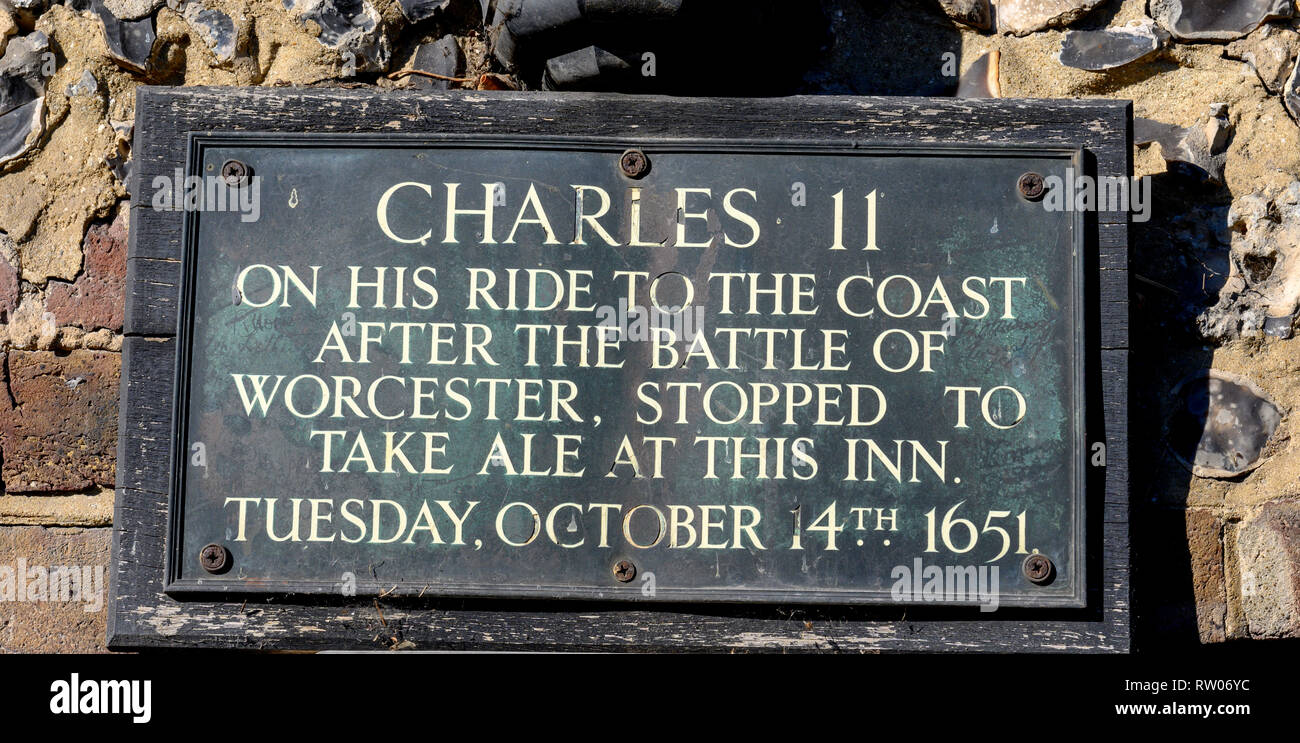 Segno sulla porta di ingresso al George and Dragon Pub, Houghton, West Sussex, in Inghilterra, Regno Unito. - Carlo II ha visitato il 14 ottobre 1651. Foto Stock