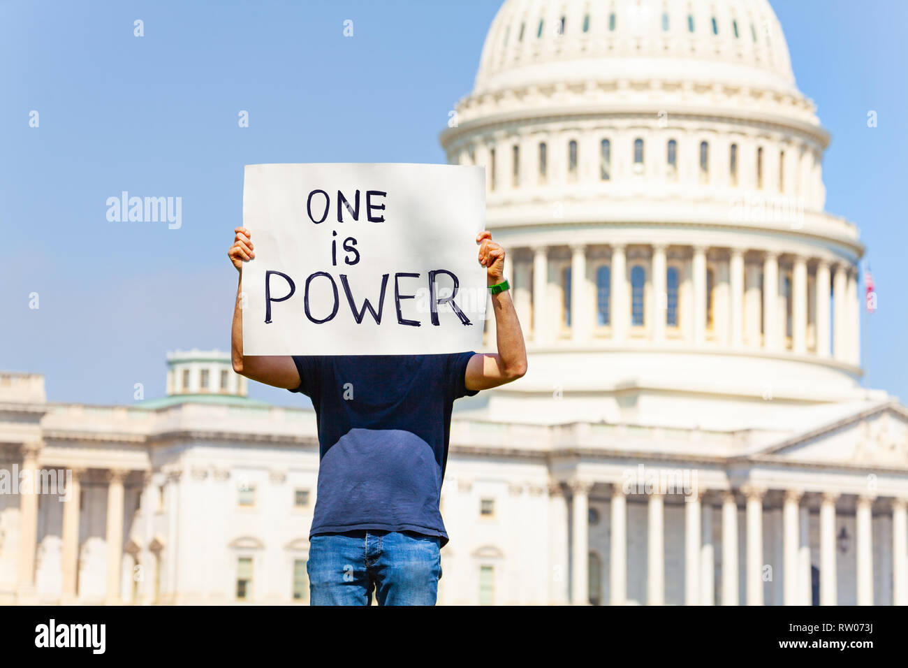 L'uomo protesta di fronte gli Stati Uniti Campidoglio in Washington Holding firmano dicendo uno è potere Foto Stock