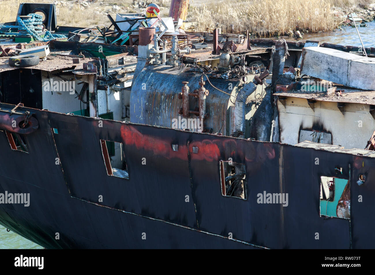 Parte della nave da carico nel processo di demolizione per il rottame Foto Stock