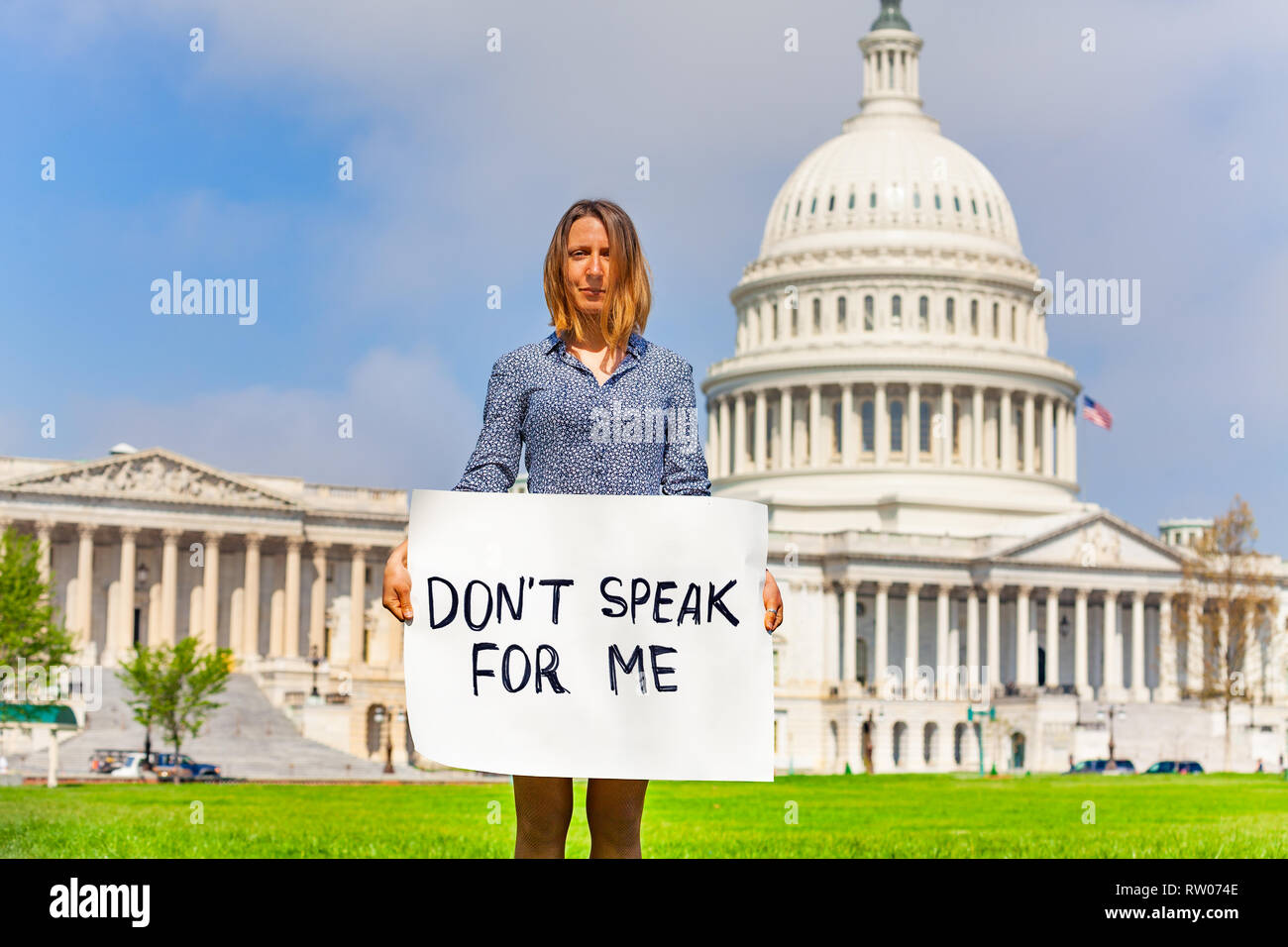 La donna protesta di fronte gli Stati Uniti Campidoglio in Washington Holding firmano dicendo non parlo per me Foto Stock