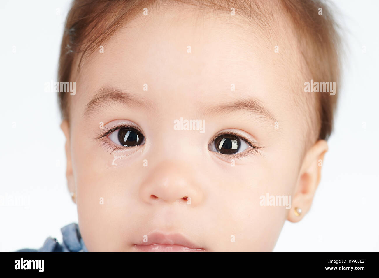 Colpo di Testa di pianto Baby girl isolati su sfondo bianco Foto Stock