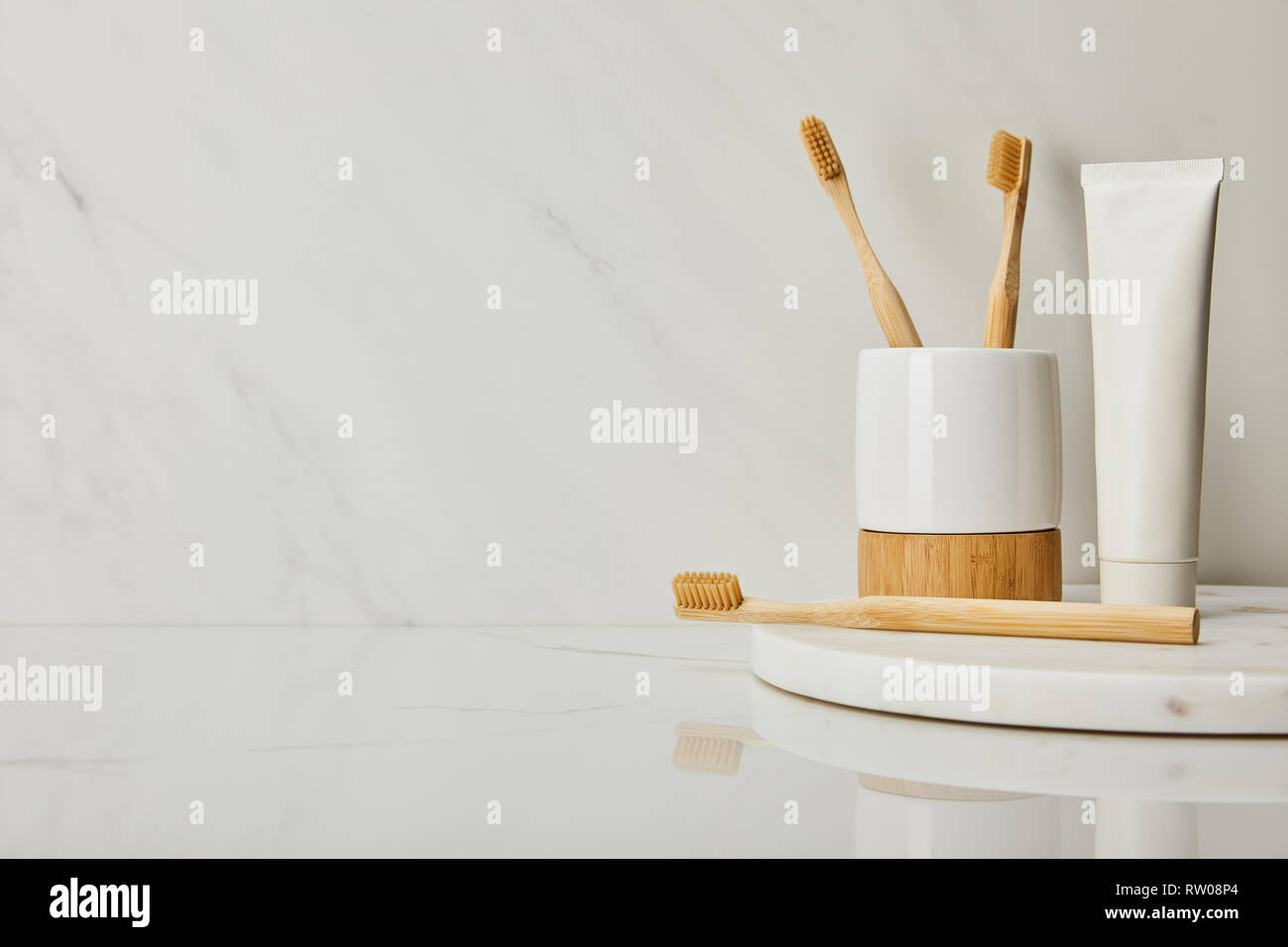 Marmo bianco bordo rotondo con bambù dentifricio in tubetto e spazzolino su  sfondo blu Foto stock - Alamy