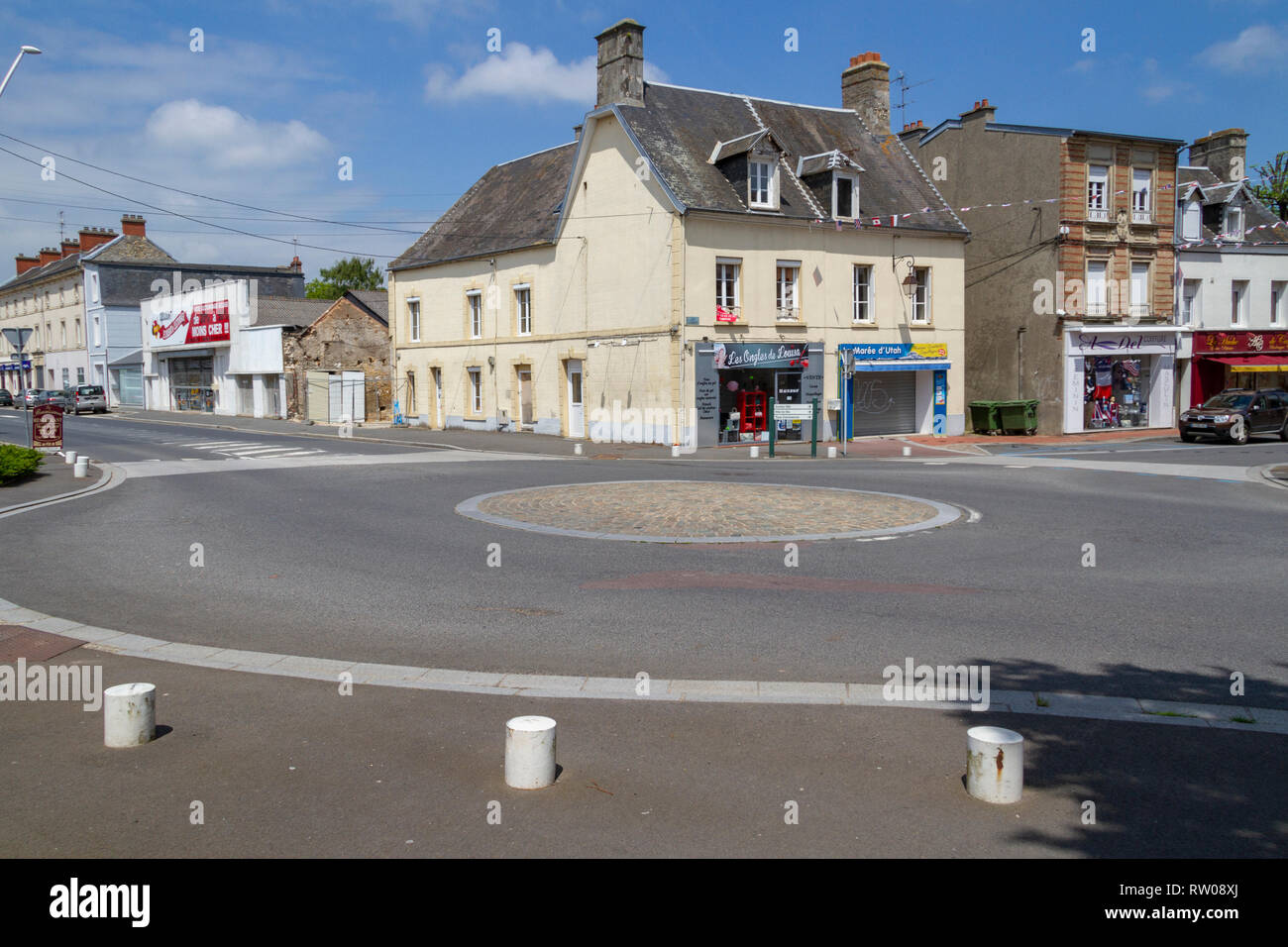 Sito di azione reale in primo piano nella banda di fratelli serie tv guardando Rue Holgate in Carentan, Normandia, Francia. Foto Stock