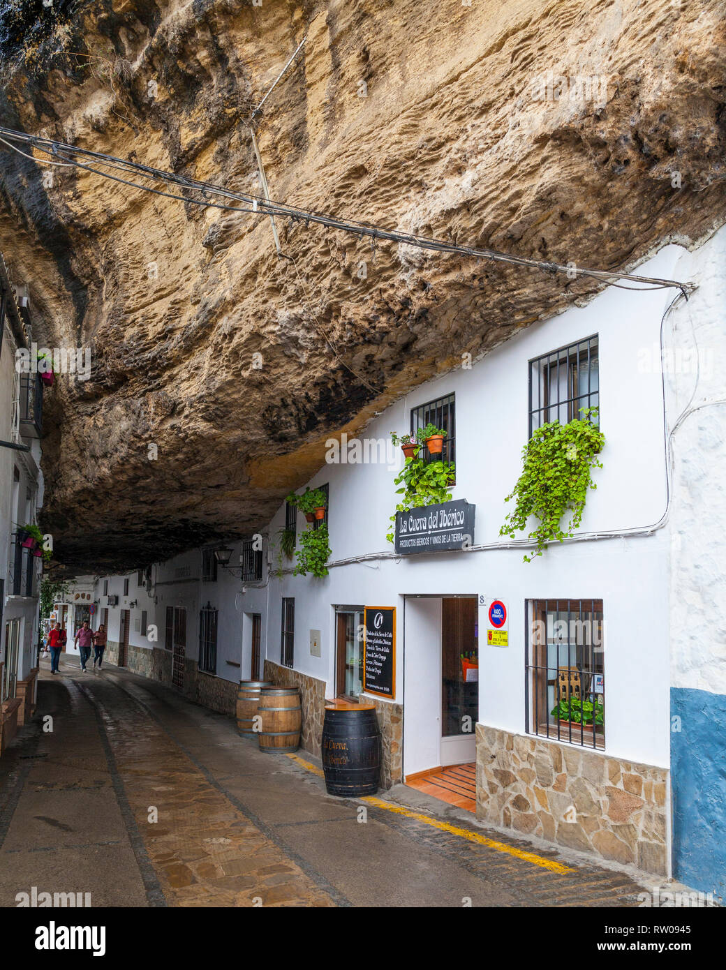 Una strada costruita sotto una massiccia scogliera di roccia in a Setenil de las Bodegas,una cittadina in provincia di Cádiz, Andalucía, Spagna Foto Stock