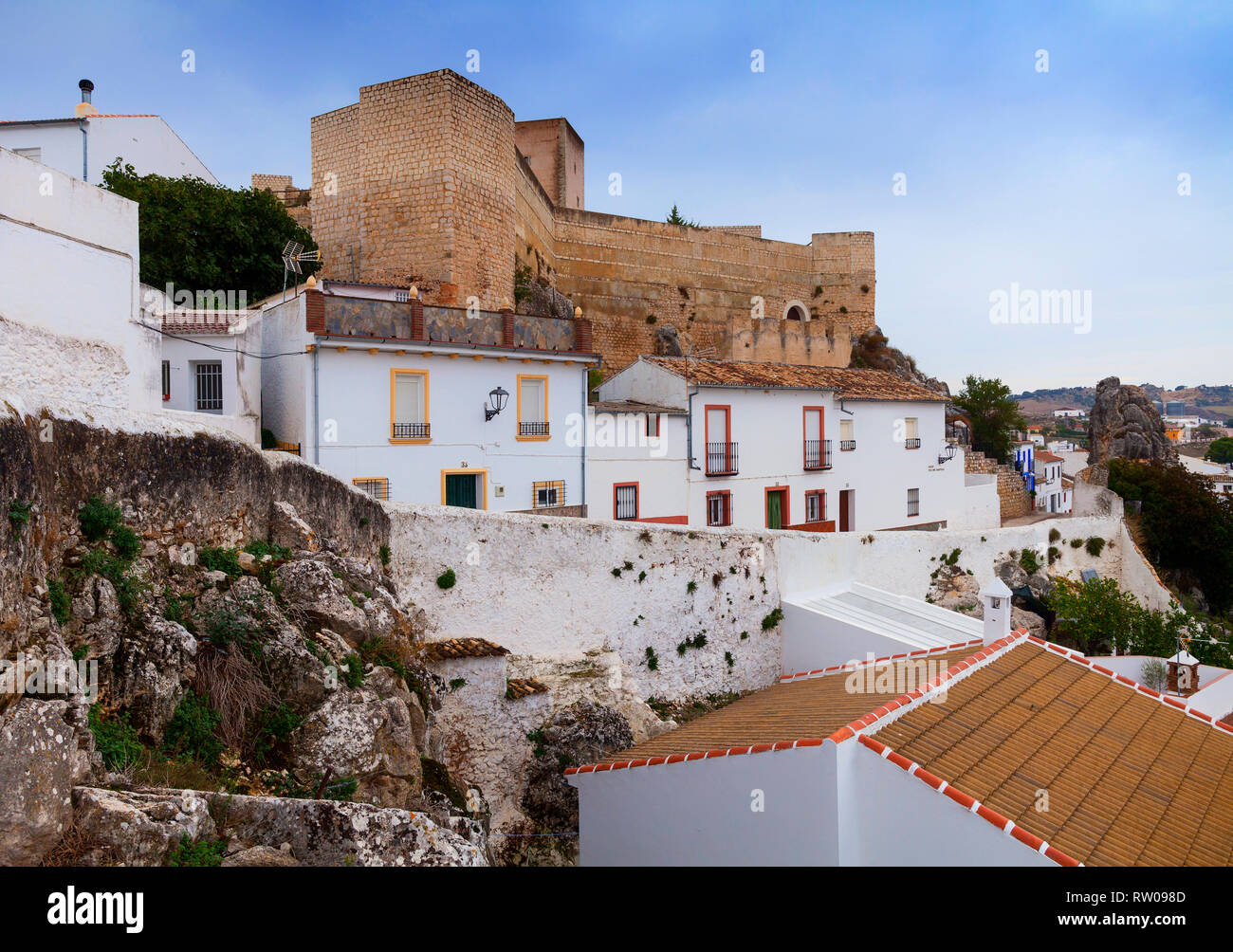 Il IX secolo, Berber, Cañete la Real Castello che sovrasta la città di Cañete la Real, provincia di Malaga, Andalusia, Spagna meridionale. Foto Stock