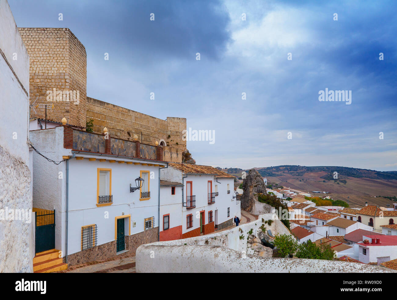 Il vecchio uomo al di sotto del IX secolo, Berber, Cañete la Real Castello che sovrasta la città di Cañete la Real, provincia di Malaga, Andalusia, Spagna meridionale. Foto Stock