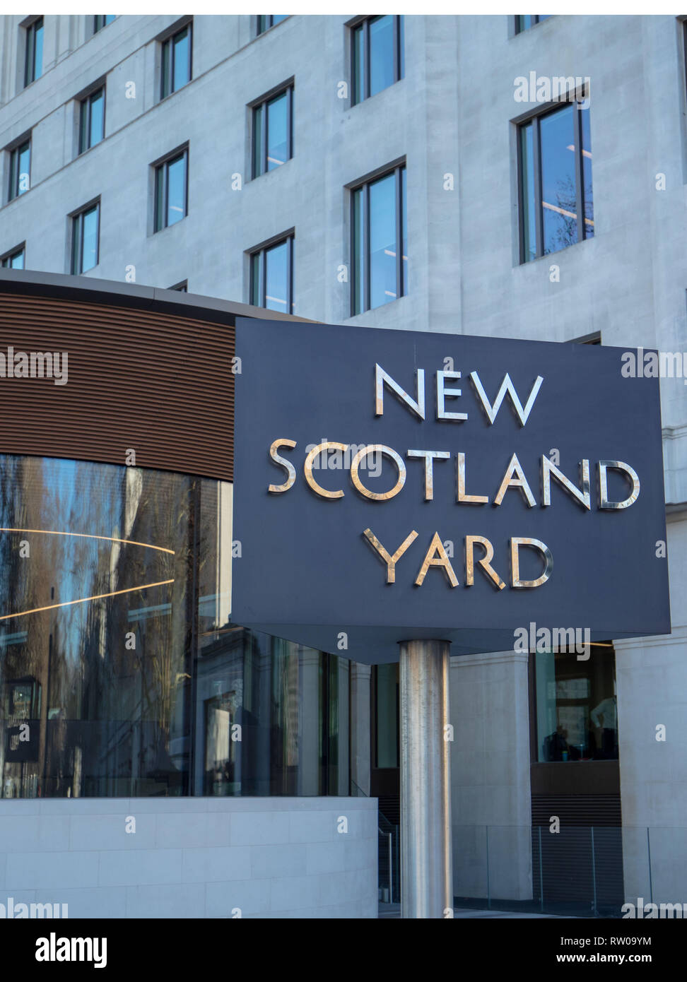 Segno di New Scotland Yard su Curtis Green Building nel Victoria Embankment, Londra, Inghilterra, Regno Unito. Foto Stock
