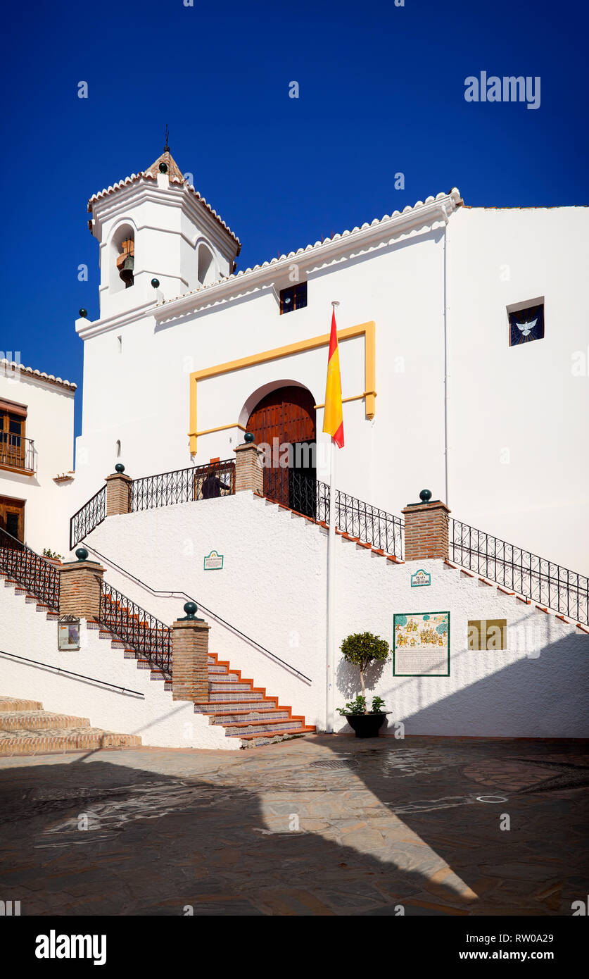 La Iglesia de Santa Catalina è del XVI secolo la struttura in stile Mudejar nella via principale di Sayalonga, provincia di Malaga, Andalusia, Spagna. Foto Stock