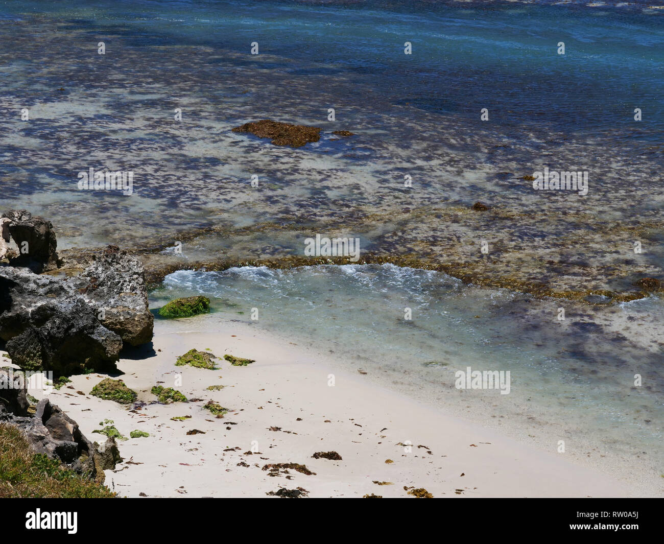 Spiaggia di Yanchep, WA, Australia, con sabbia bianca e blu del mare e del cielo e molto calde temperature durante il periodo estivo. Foto Stock