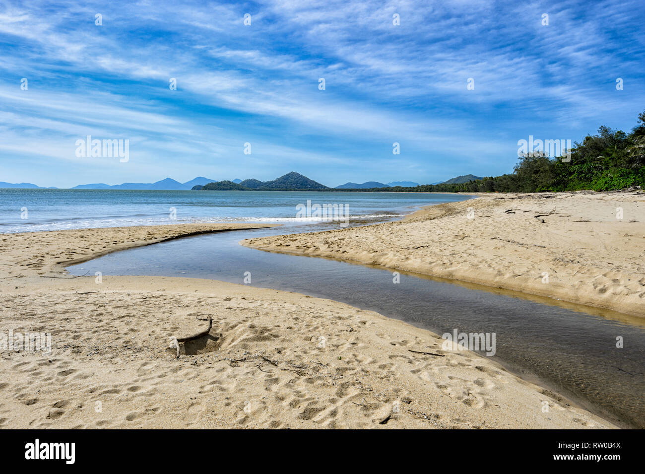 Creek che scorre in mare durante la stagione umida, Palm Cove, estremo Nord Queensland, QLD, FNQ, Australia Foto Stock