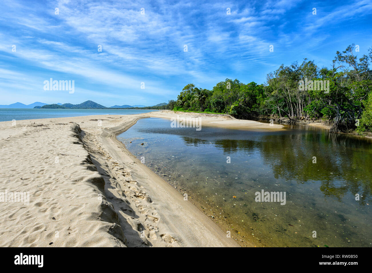Creek che scorre in mare durante la stagione umida, Palm Cove, estremo Nord Queensland, QLD, FNQ, Australia Foto Stock