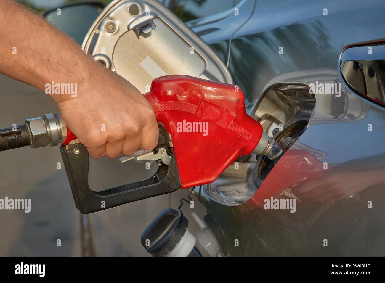 Ugello carburante auto di riempimento Foto Stock