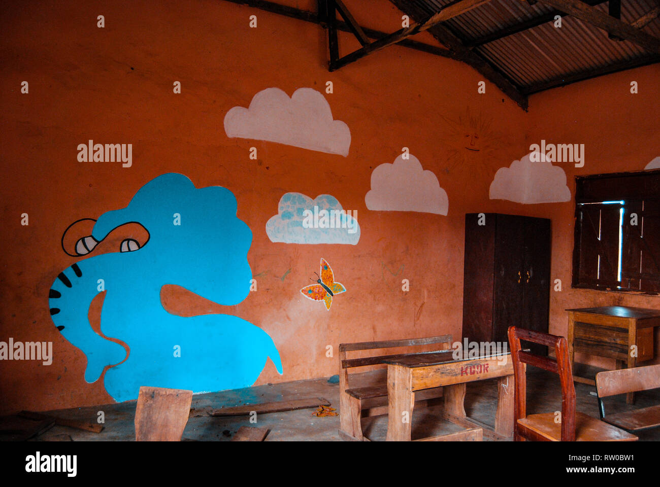 Una bella foto di una bella elefante blu dipinta su un muro marrone di una classe di una scuola elementare locale in Kongo village, Ghana. Foto Stock