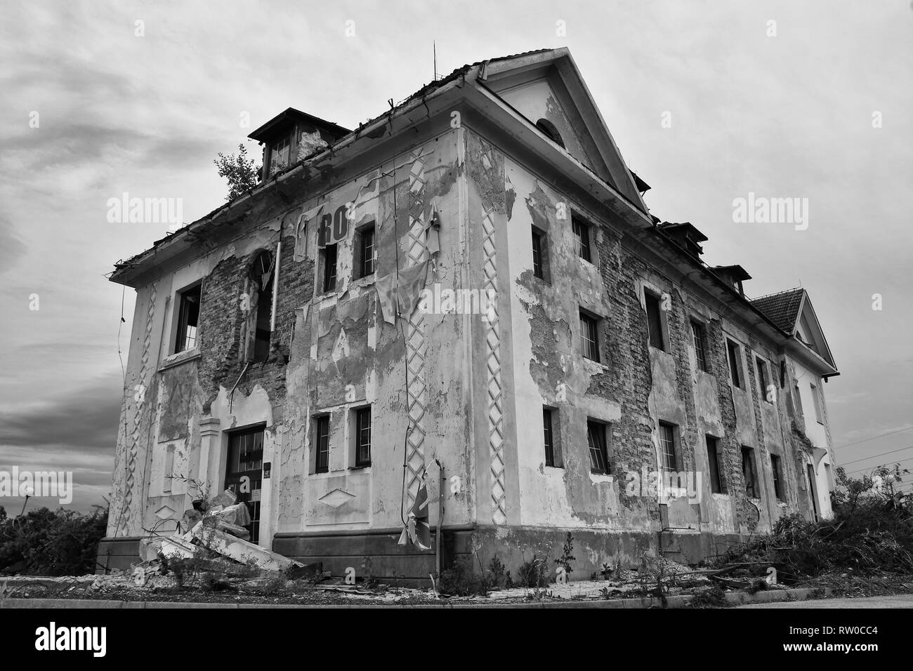 Rovine di un vecchio abbandonato centro salute costruire lentamente cade a pezzi Foto Stock