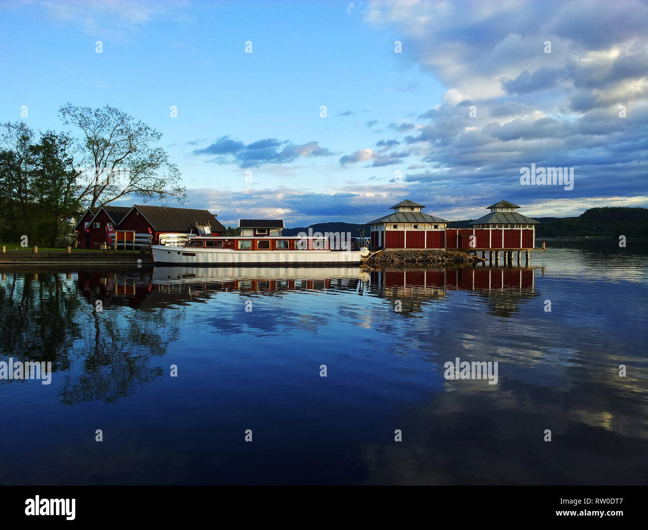 Riflessioni sull'acqua - Ulricehamn lago, Svezia Foto Stock