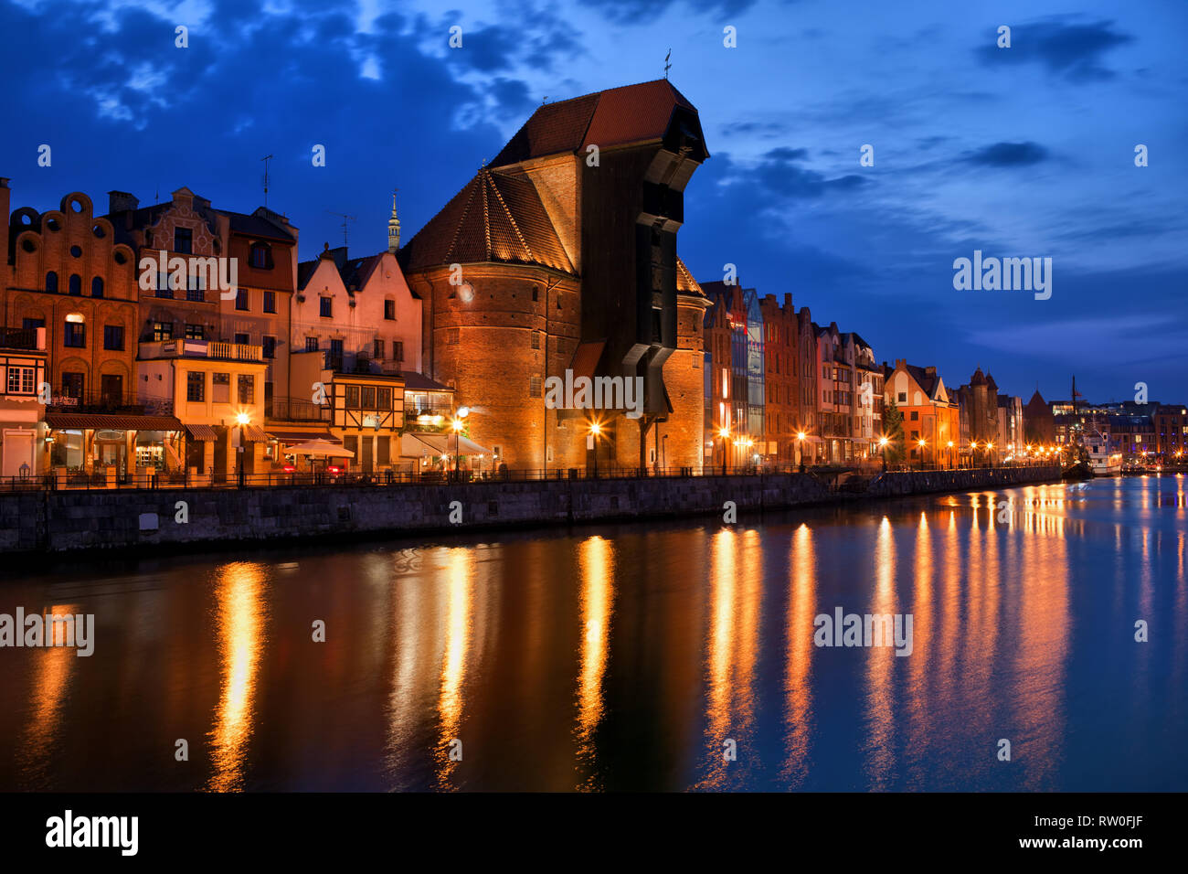 Skyline della città di Danzica in Polonia, la Città Vecchia con la riflessione nel vecchio fiume Motlawa. Foto Stock