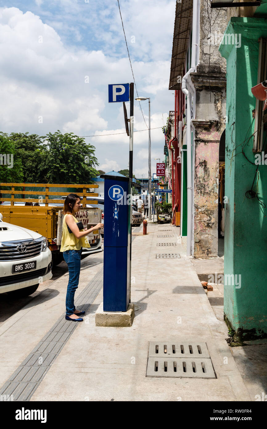 Automobilista di pagare per il parcheggio, Kuala Lumpur, Malesia. Foto Stock