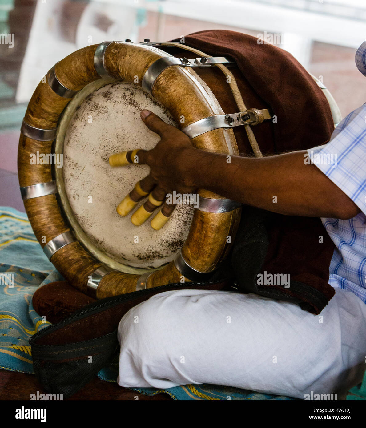 Giocatore giocare un Thavil, a sud di un tamburo indiano, Sri Mahamariamman tempio indù, Kuala Lumpur, Malesia. Foto Stock