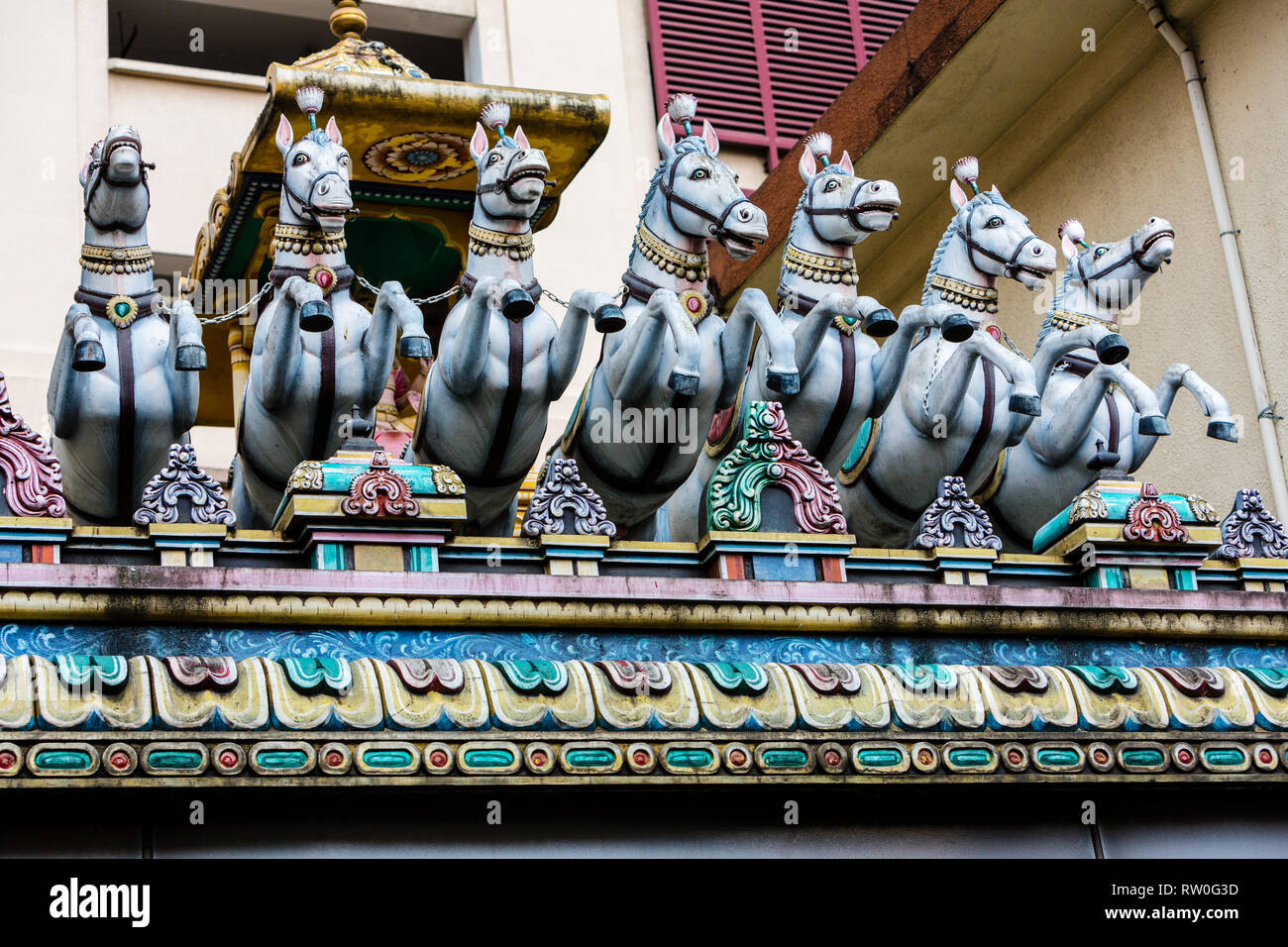 Sette cavalli tirando il carro del dio sole Surya, Sri Mahamariamman tempio indù, Kuala Lumpur, Malesia. Foto Stock