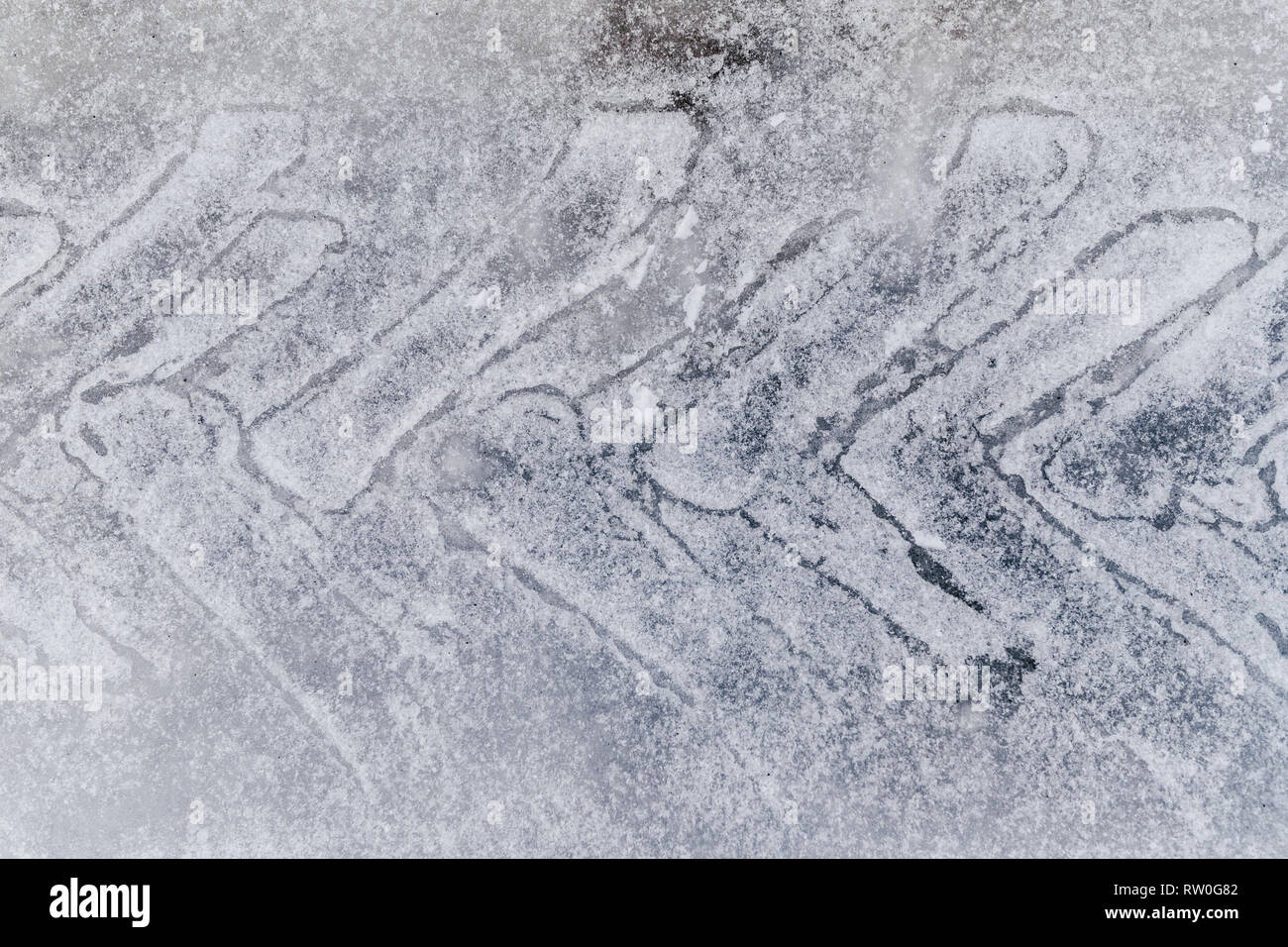 Traccia di pneumatico sulla neve. Protezione sulla strada di ghiaccio Foto Stock