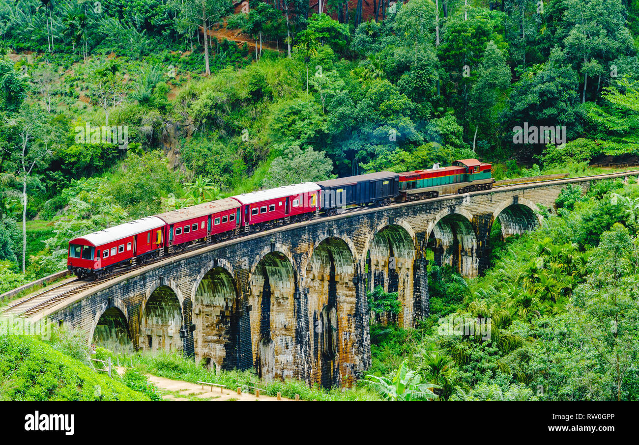 Vista sul treno che passa oltre nove archi ponte in Ella, Sri Lanka Foto Stock