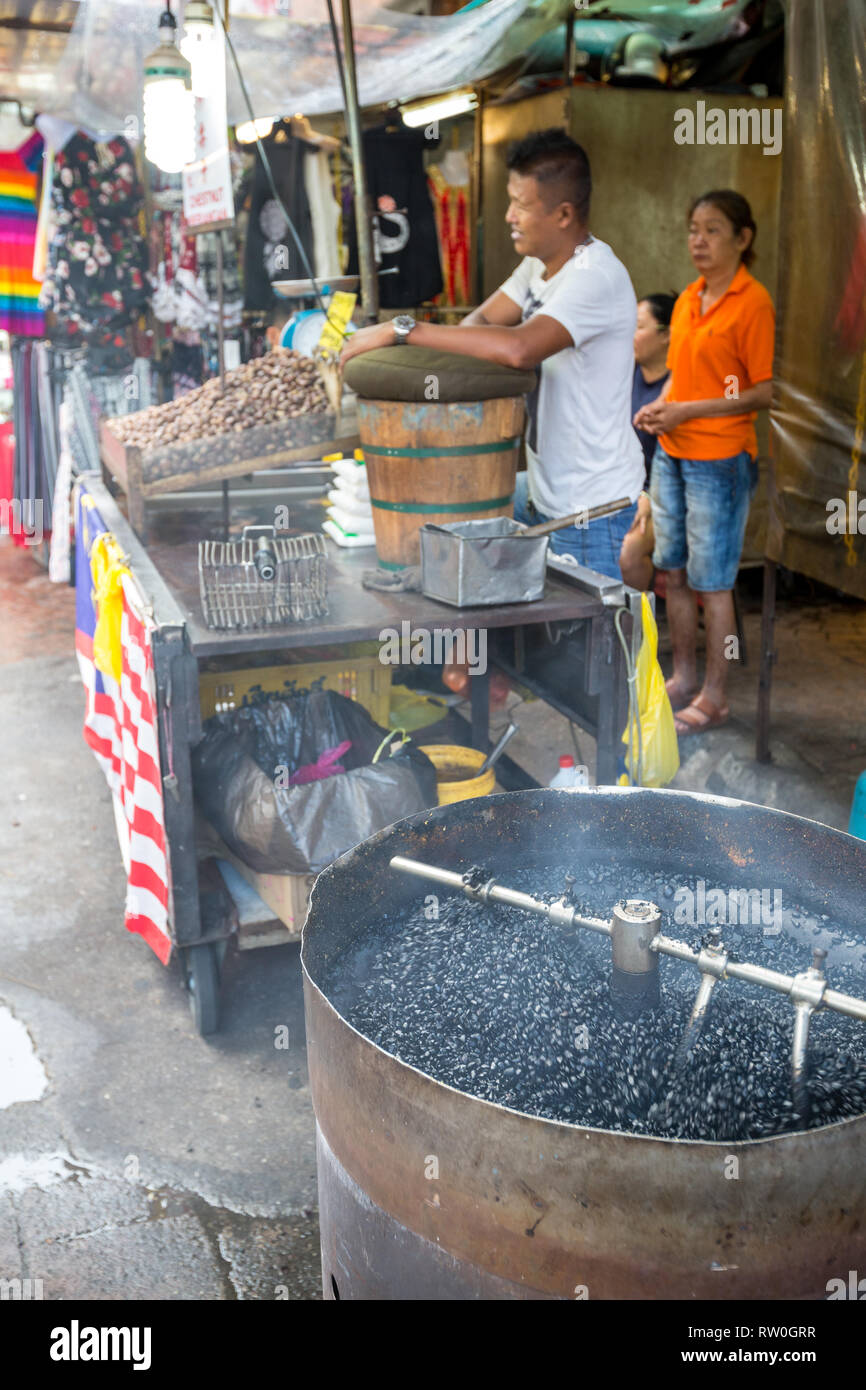 Jalan Petaling Street Market, tostatura i chicchi di caffè, Chinatown, Kuala Lumpur, Malesia. Foto Stock