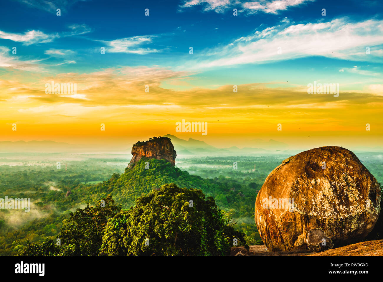 Sunrise vista di Sigiriya rock da Pidurangala Rock in Sri Lanka Foto Stock
