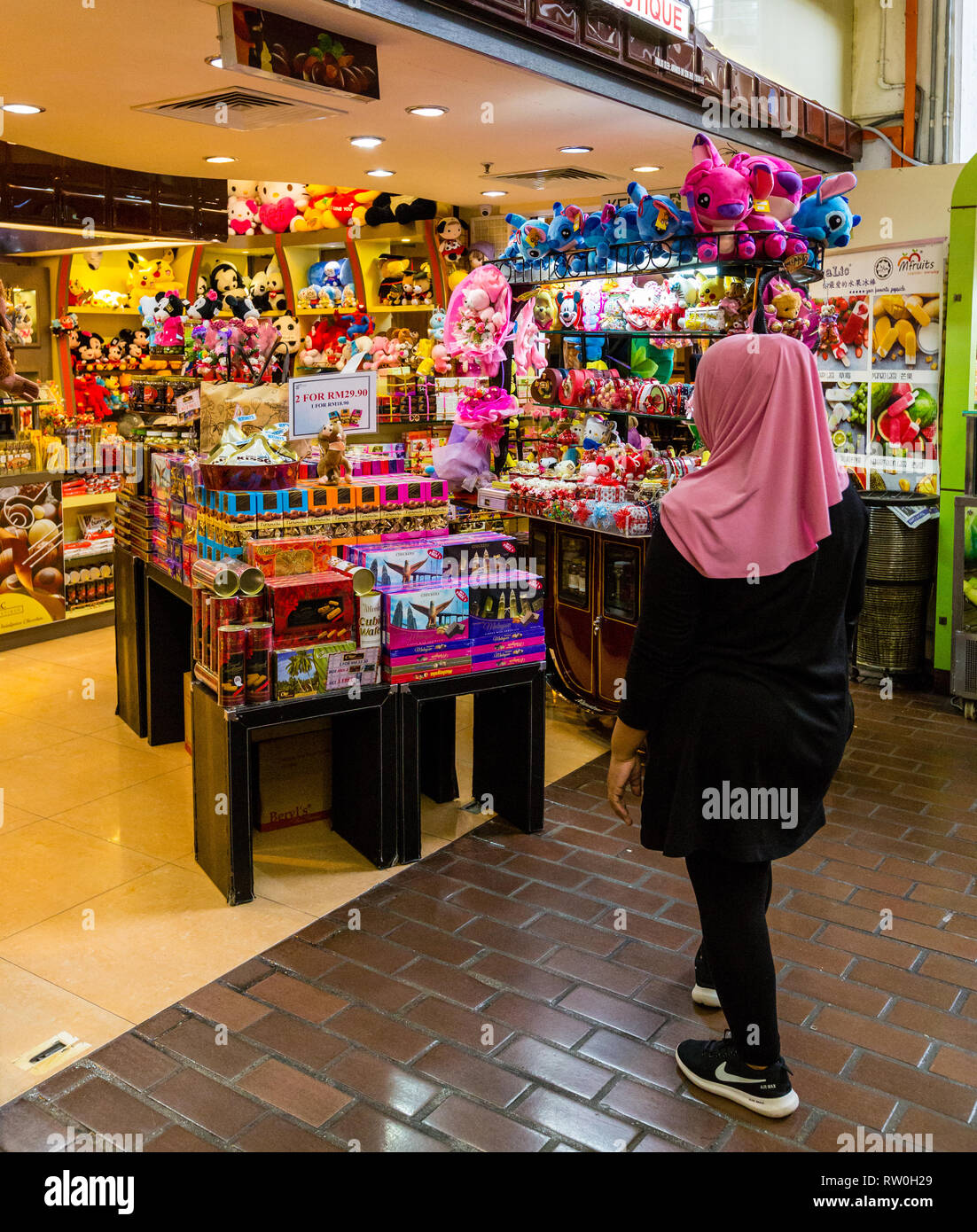 Mercato Centrale, cioccolatini, cookie e animali impagliati per la vendita, Kuala Lumpur, Malesia. Foto Stock