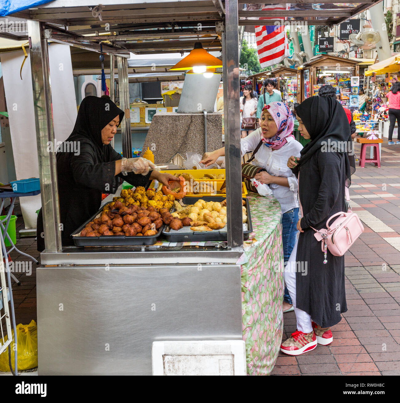 Cibo di strada nei pressi del fornitore del mercato centrale, Kuala Lumpur, Malesia. Foto Stock