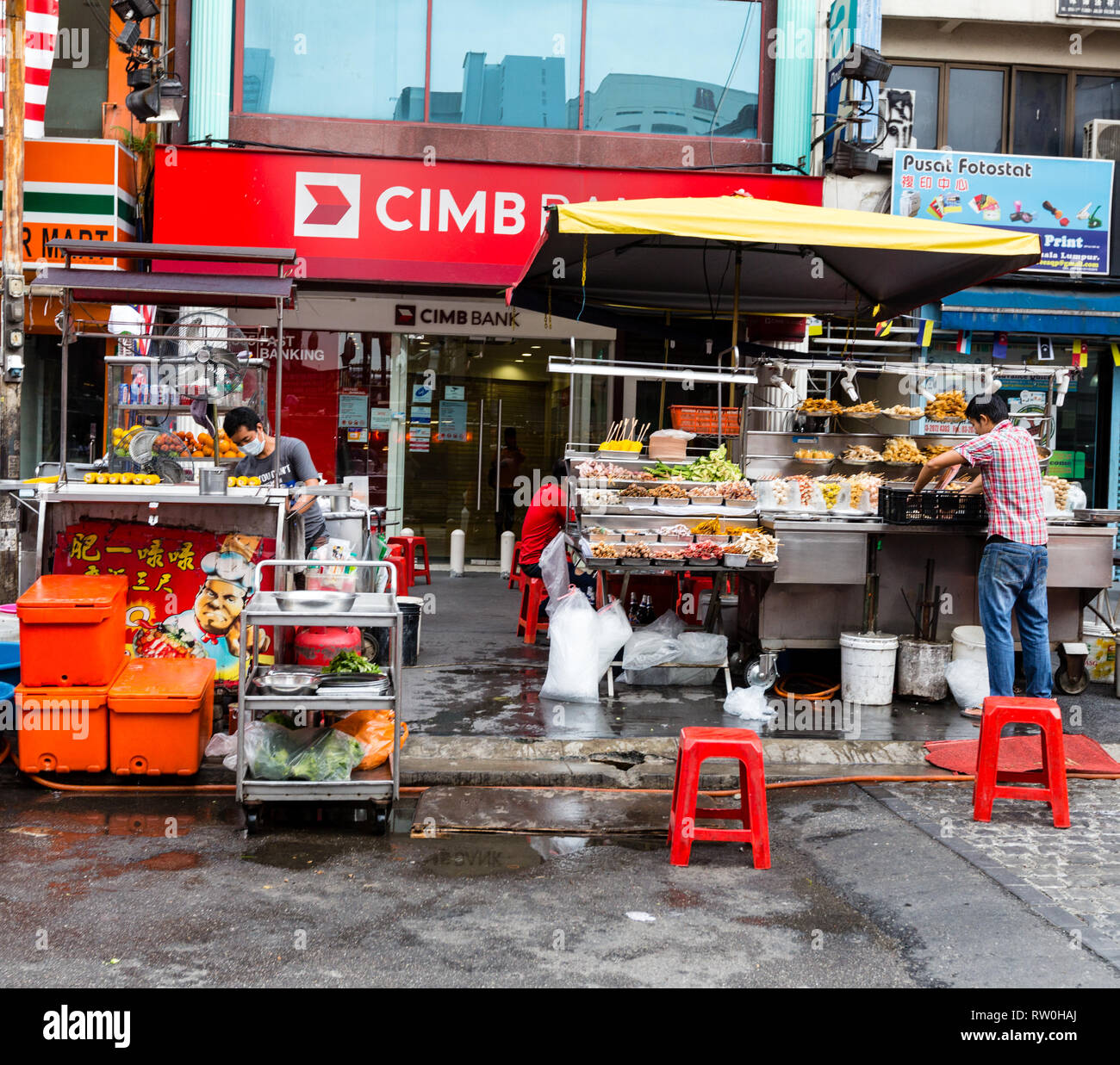 Cibo di strada si erge, nel tardo pomeriggio, Jalan Sultan, Chinatown, Kuala Lumpur, Malesia. Foto Stock