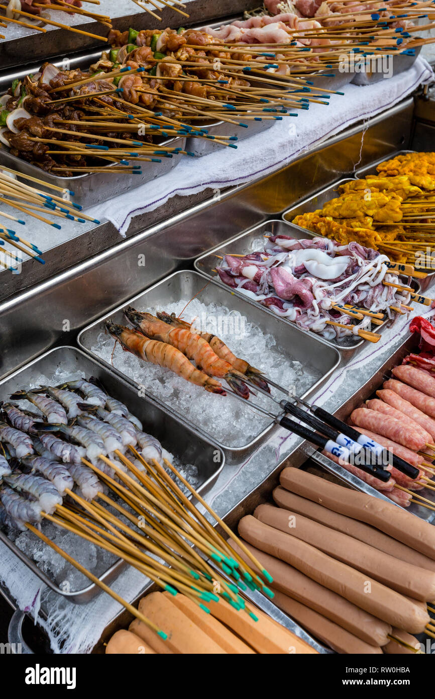 Cibo di strada si erge, nel tardo pomeriggio, Jalan Sultan, Chinatown, Kuala Lumpur, Malesia. Foto Stock