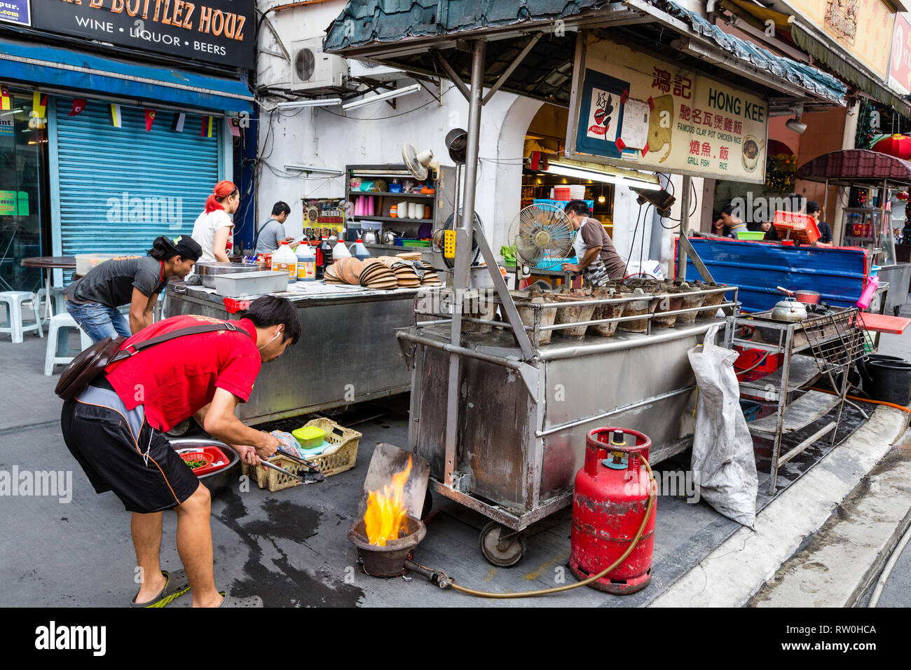 Impostazione di cibo di strada si erge, nel tardo pomeriggio, Jalan Sultan, Chinatown, Kuala Lumpur, Malesia. Foto Stock