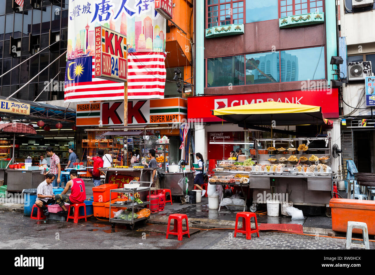 Cibo di strada si erge, nel tardo pomeriggio, Jalan Sultan, Chinatown, Kuala Lumpur, Malesia. Foto Stock