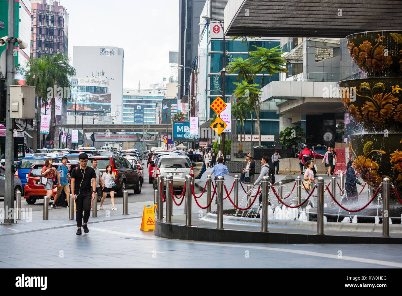 Scena di strada davanti al Padiglione Mall, Bukit Bintang, Kuala Lumpur, Malesia. Foto Stock