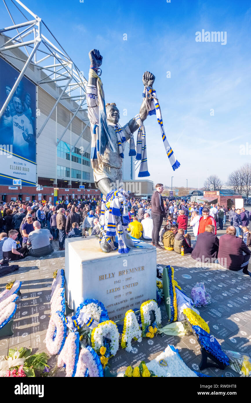 Statua di ex giocatore Billy Bremner al di fuori di Leeds United's Elland Road Stadium su di una giornata Foto Stock