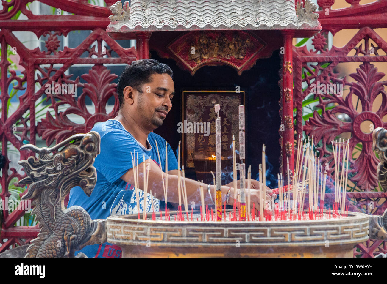 Peccato Sze Si Ya Tempio Taoista, Chinatown, Kuala Lumpur, Malesia. Tempio lavoratore rimuovendo il vecchio Joss bastoni. Più antico tempio taoista di Kuala Lumpur (1864). Foto Stock