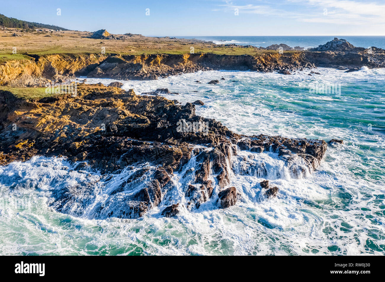 Le fredde acque dell'Oceano Pacifico, schiantarsi contro la costa rocciosa di Sonoma, California, USA, Oceano Pacifico Foto Stock