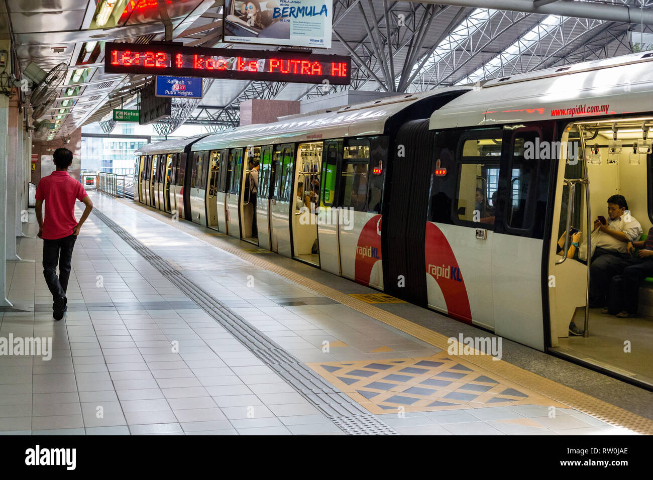 Treno Light Rail Transit (LRT) alla stazione KL Sentral, Kuala Lumpur, Malesia. Foto Stock