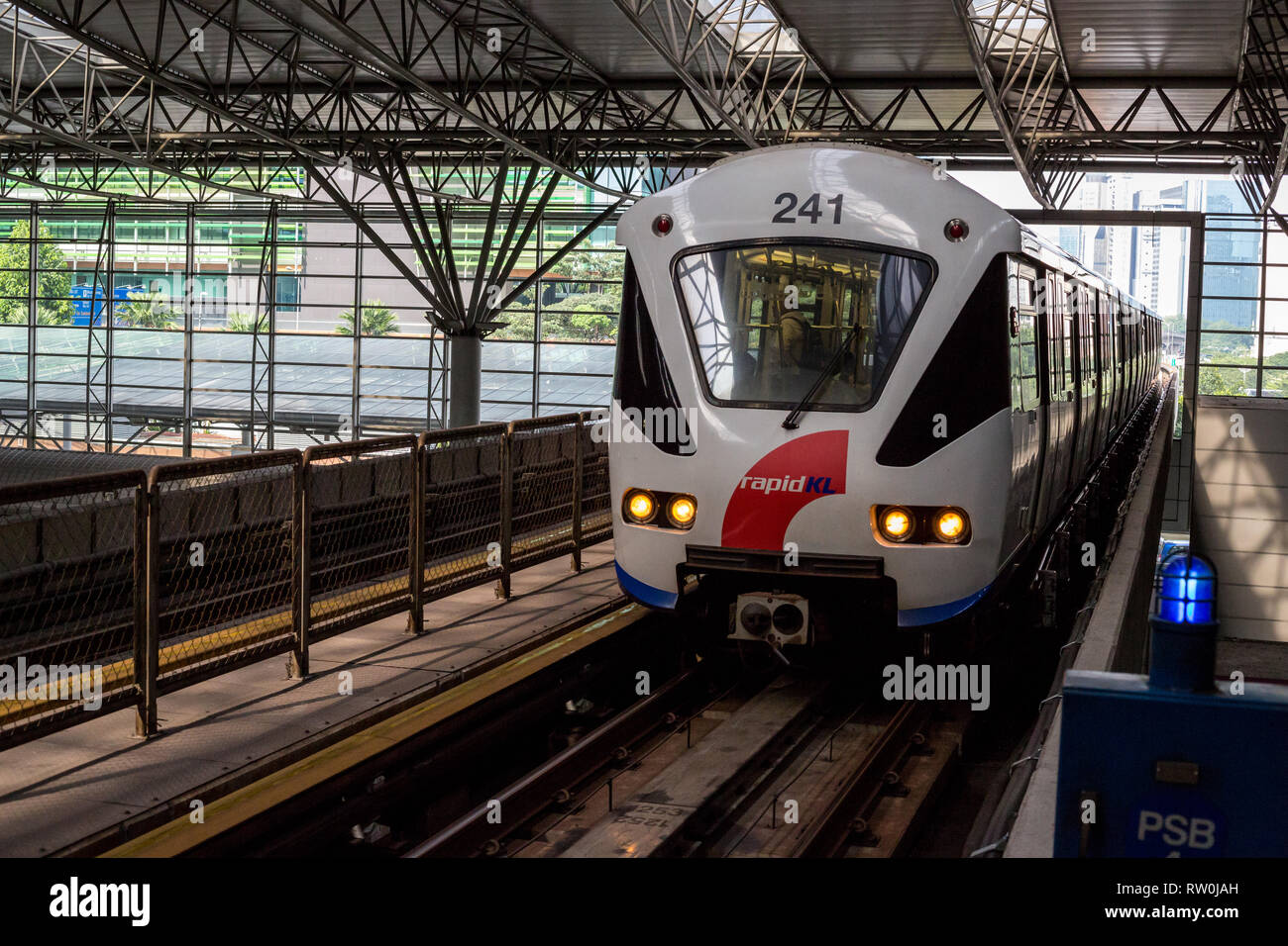 Treno LRT (Light Rail Transit) che arriva alla stazione KL Sentral, Kuala Lumpur, Malesia. Foto Stock
