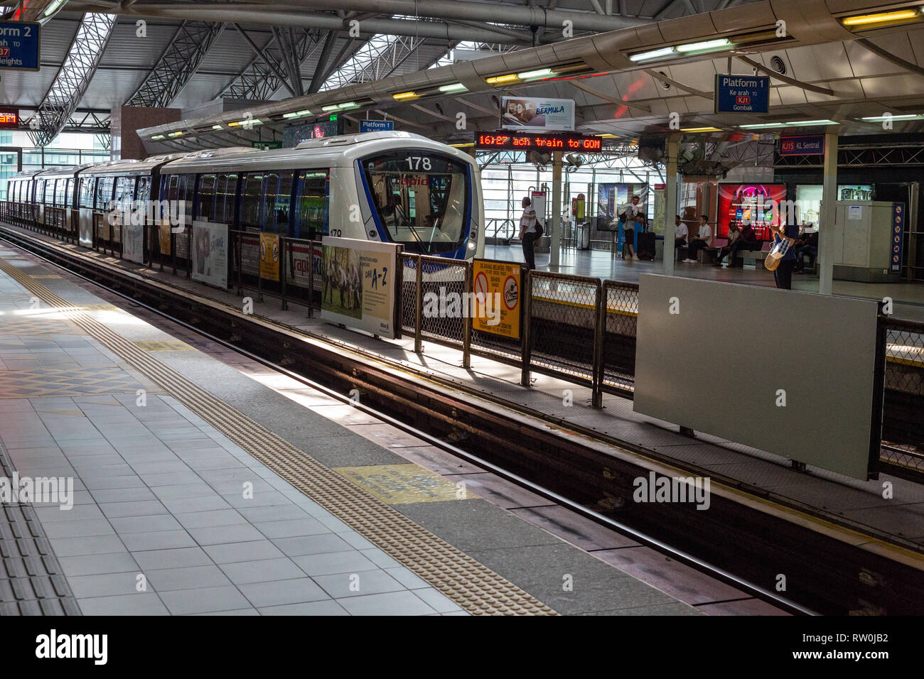 Treno LRT (Light Rail Transit) che arriva alla stazione KL Sentral, Kuala Lumpur, Malesia. Foto Stock