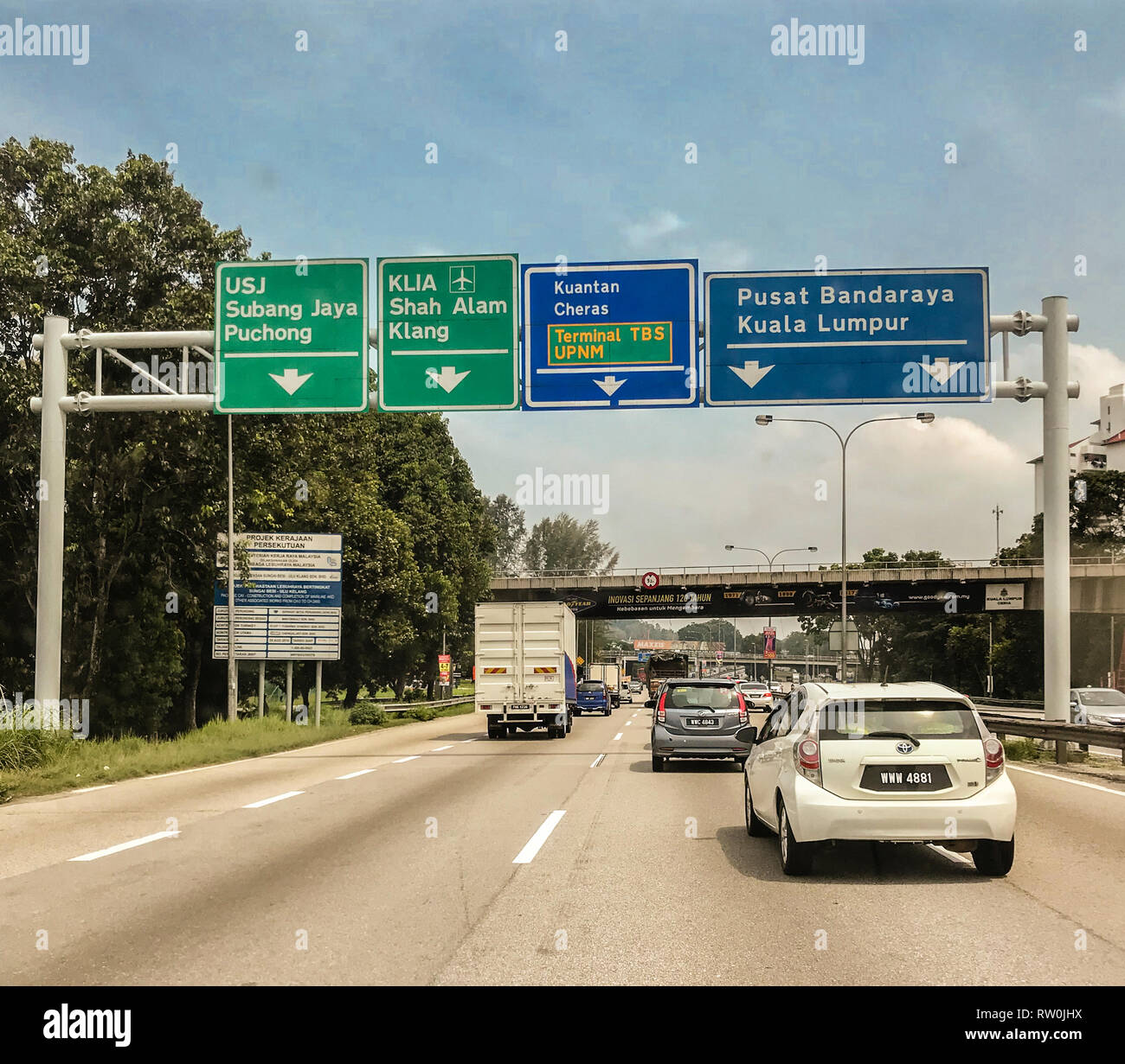 Avvicinandosi a Kuala Lumpur il moderno diviso autostrada, la guida a sinistra. Malaysia Foto Stock