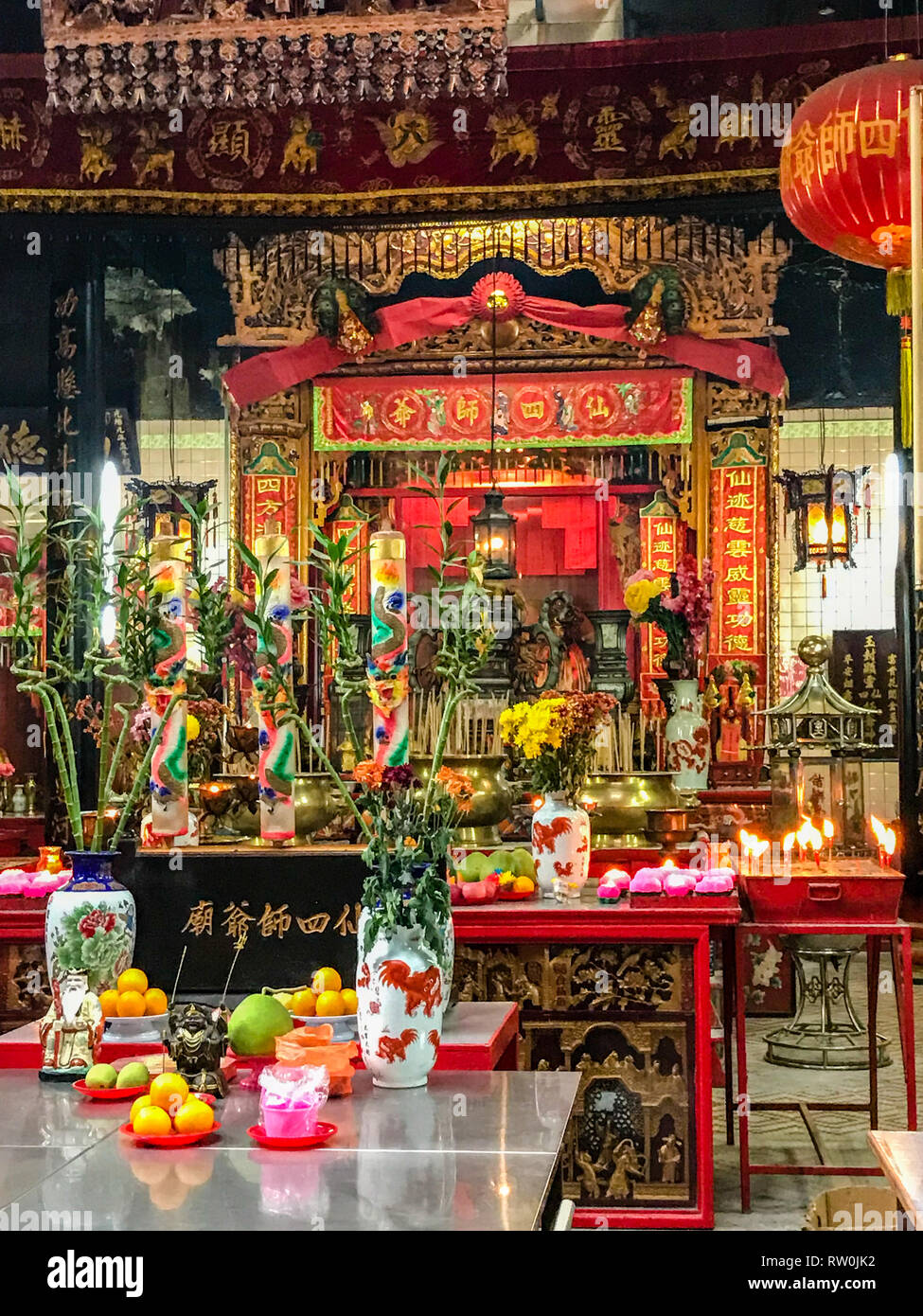 Peccato Sze Si Ya Tempio Taoista Offerte, Chinatown, Kuala Lumpur, Malesia. Più antico tempio taoista di Kuala Lumpur (1864). Foto Stock