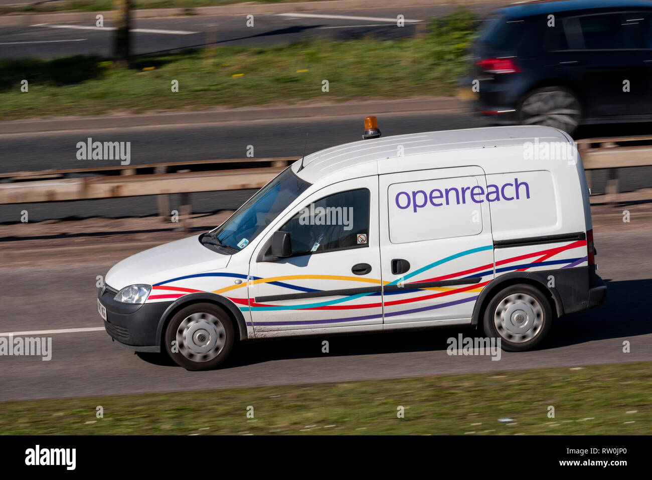 Un furgone Openreach che guida su strada. Logo semplice senza BT. Settore delle telecomunicazioni Foto Stock