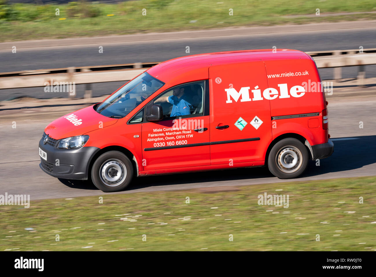 Miele Company ltd van guida su strada. Veicolo commerciale. VW van Foto Stock