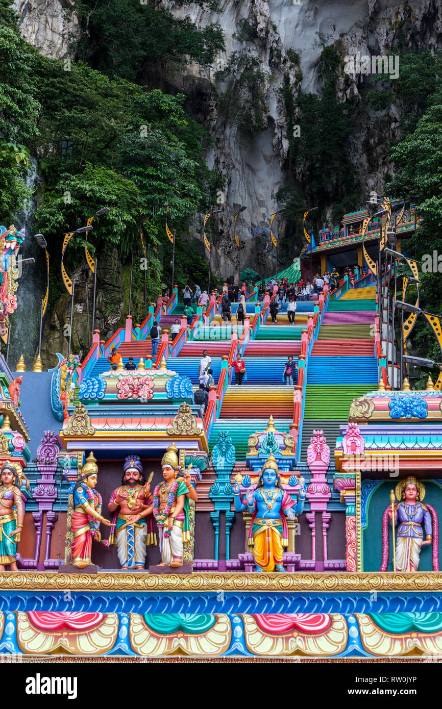 Grotte Batu, divinità Indù al di sopra di entrata a gradini che portano alle grotte, Selangor, Malaysia. Foto Stock