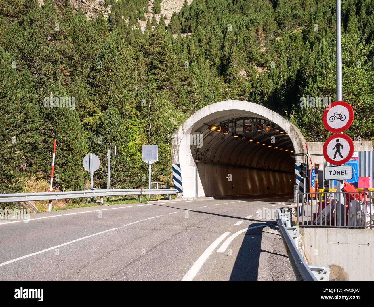 Tunnel BielsaAragnouet, confine tra Spagna e Francia, tunnel entrata