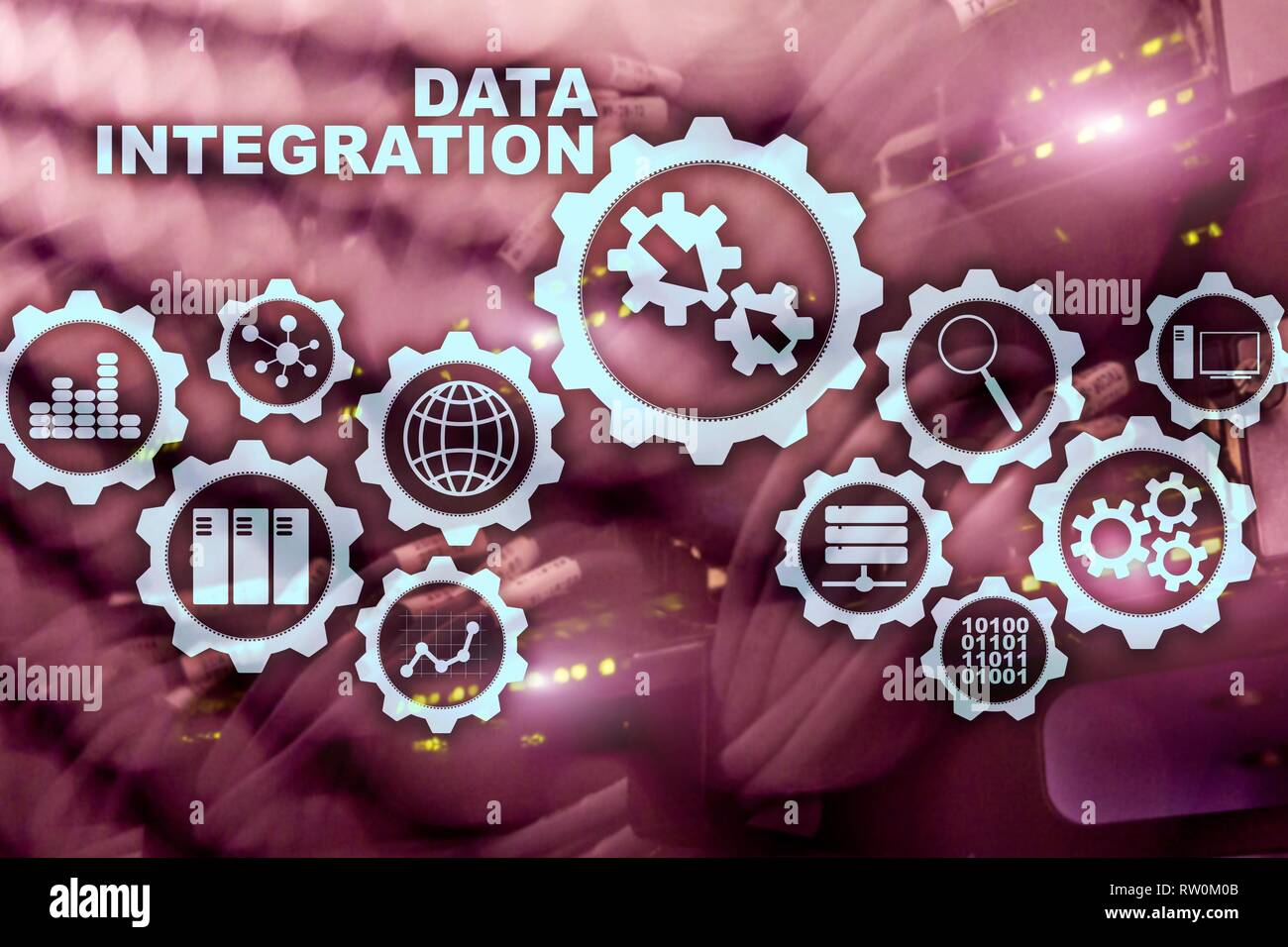 Integrazione dei dati di Business Information Technology concetto sulla sala server sfondo. Foto Stock